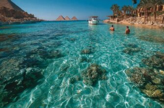 Отдых в Египте в марте: туристы на пляже у Красного моря, Шарм-эль-Шейх.
