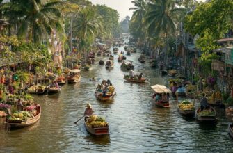 Торговля с лодок на плавучем рынке Таиланда. Яркие фрукты, лодки, азиатские торговцы.