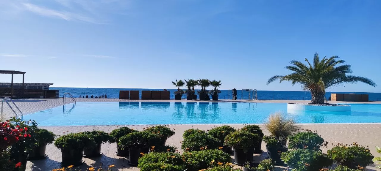 Набережная , бассейн в Сочи зимой