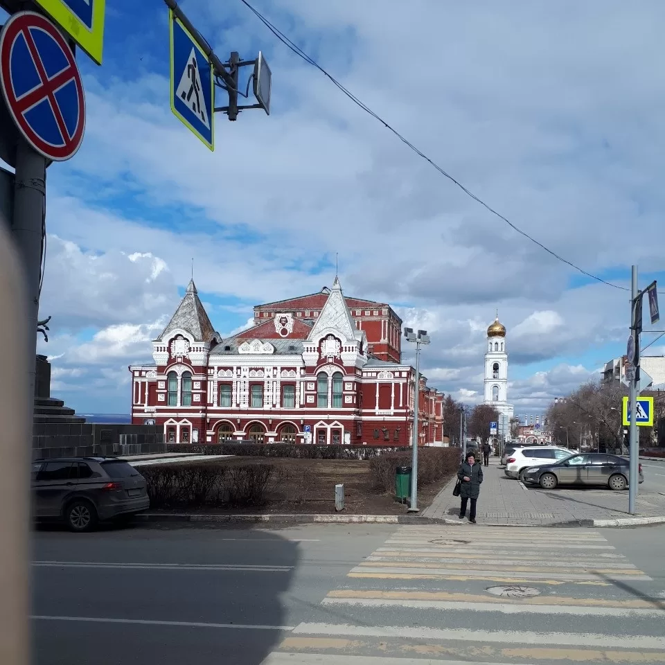 Самарский академический театр драмы имени М. Горького на площади в центре Самары
