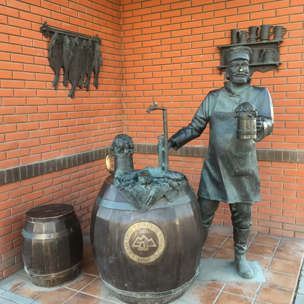 Скульптура пивовара у бочки у входа в Жигулёвский пивзавод в Самаре