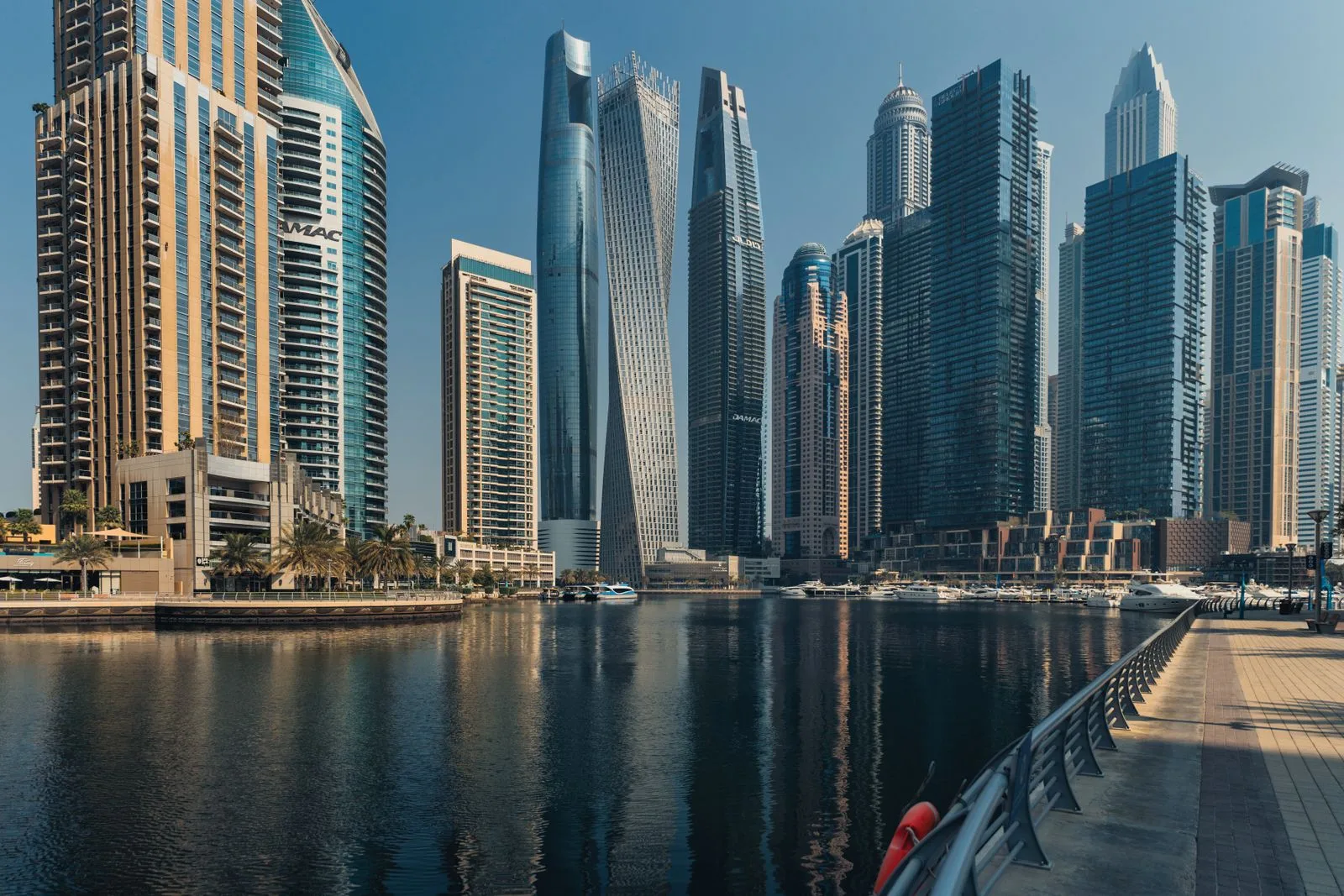 Небоскрёбы Dubai Marina отражаются в воде