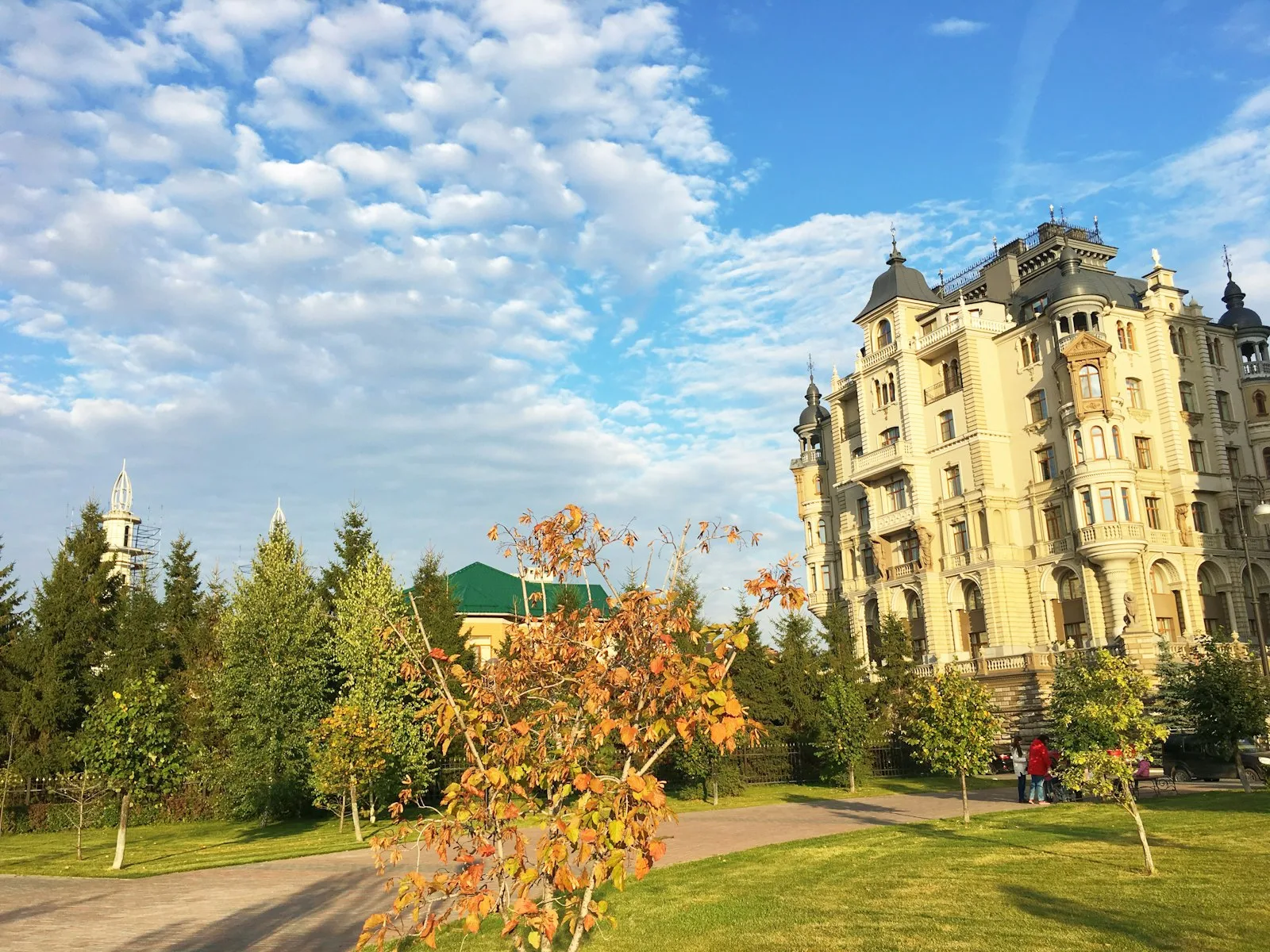 Отель в Горки Городе на фоне леса