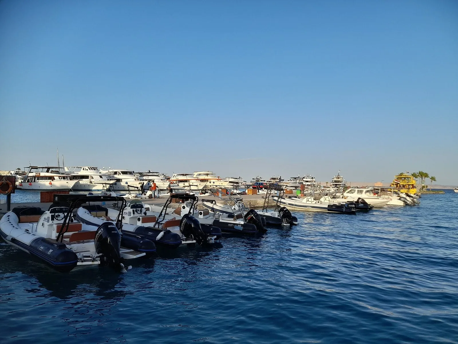Пляж и вода Красного моря в Хургаде