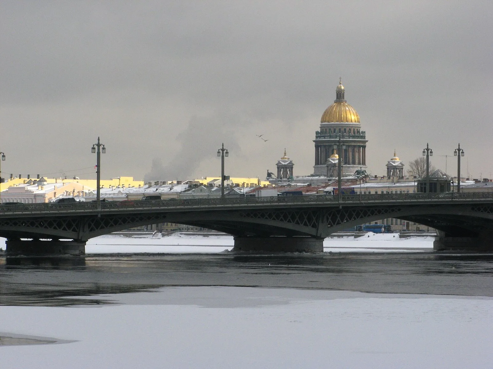 Исаакиевский собор и Благовещенский мост зимой