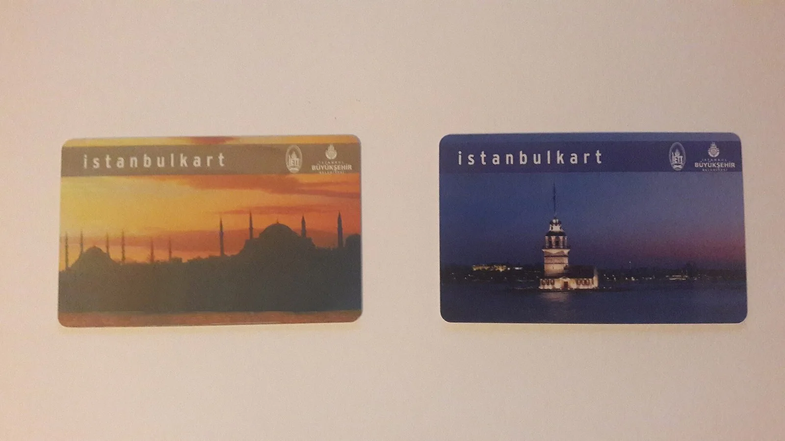 Две карты Istanbulkart с видами Стамбула