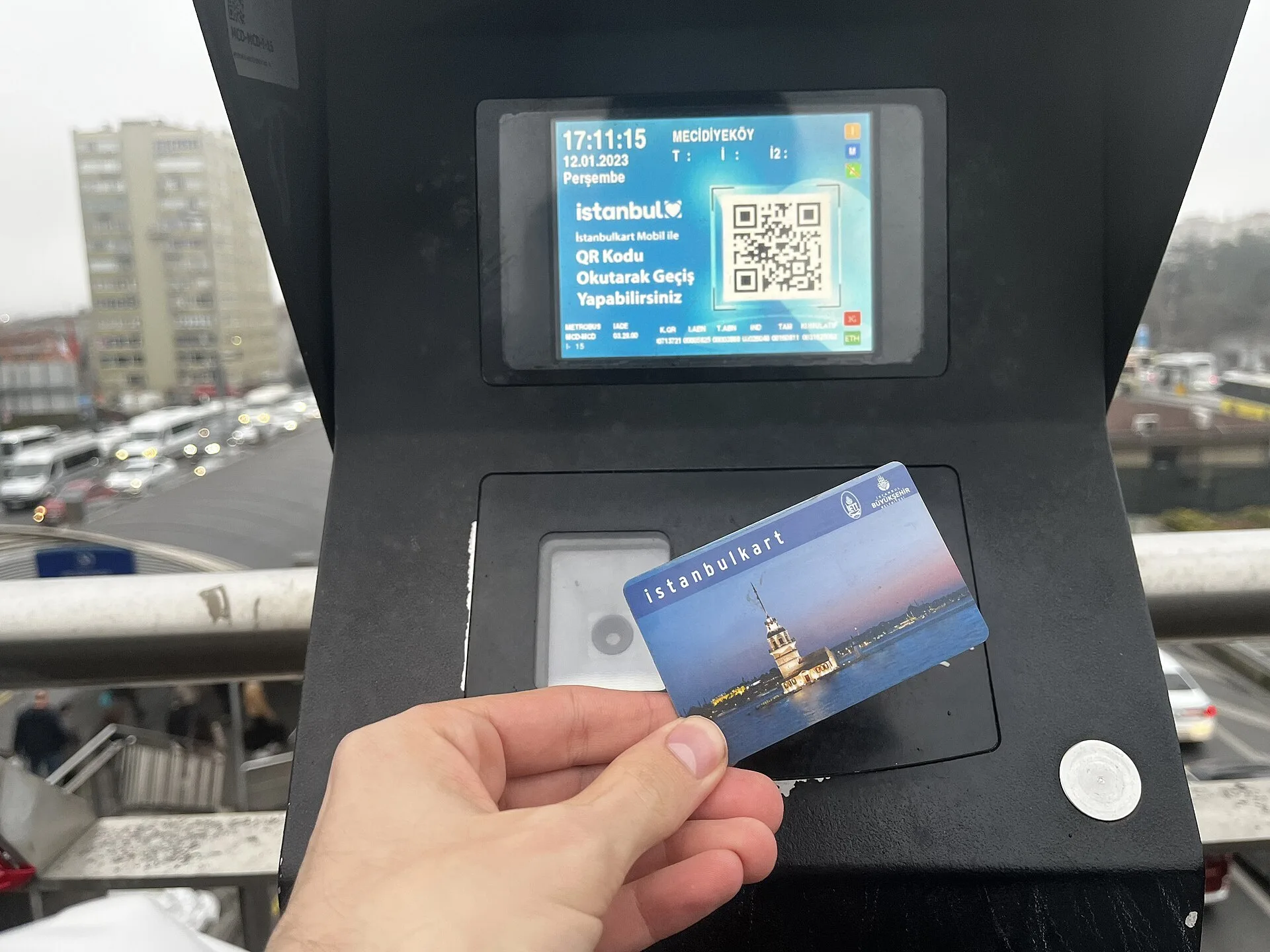 Карта Istanbulkart у турникета в метро Стамбула