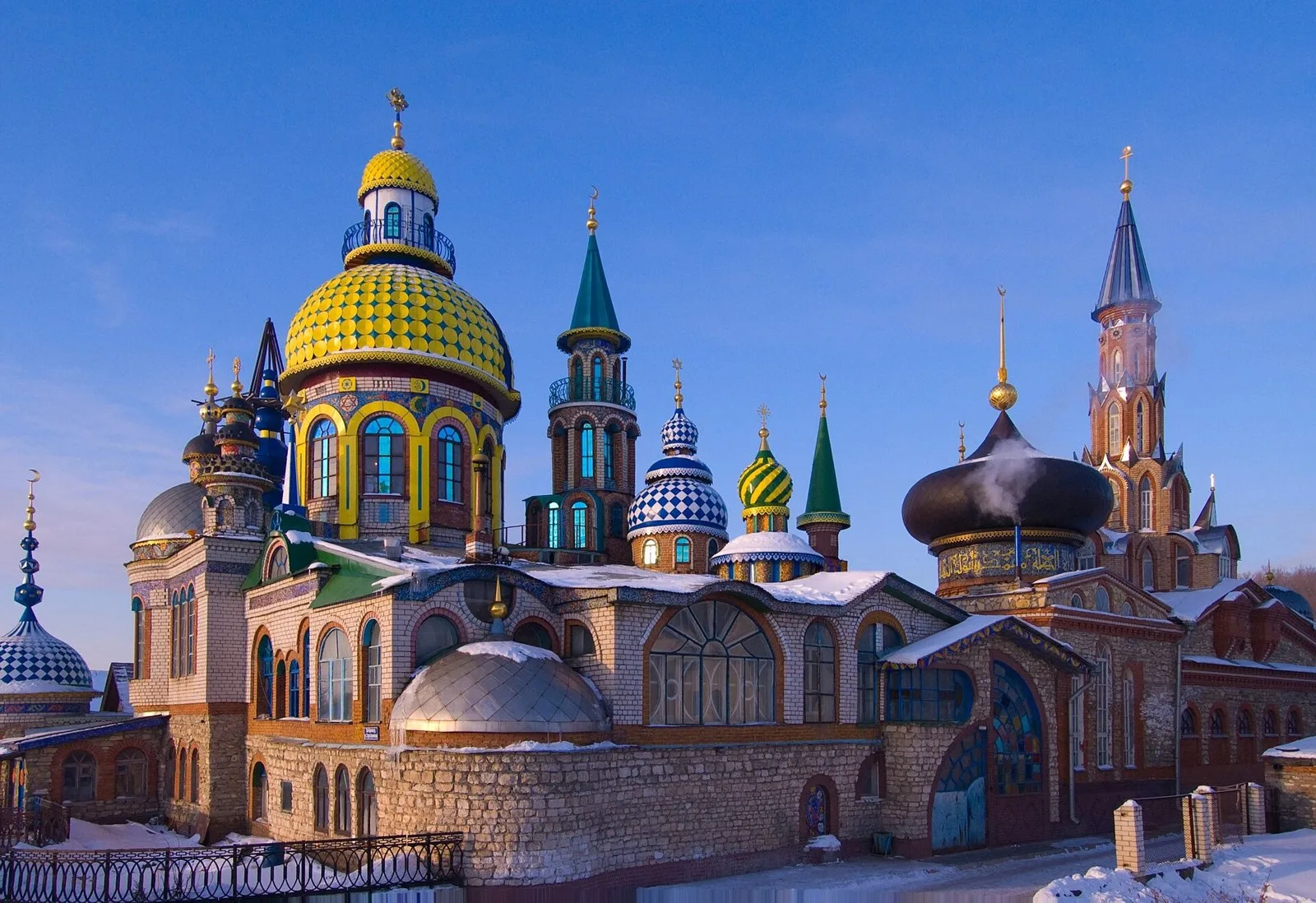 Храм всех религий в Казани зимой