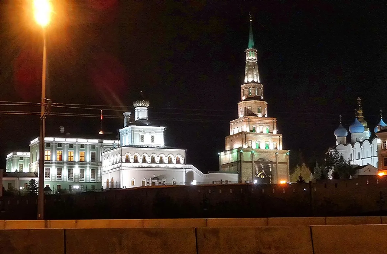 Ночная подсветка Казанского кремля и башни Сююмбике