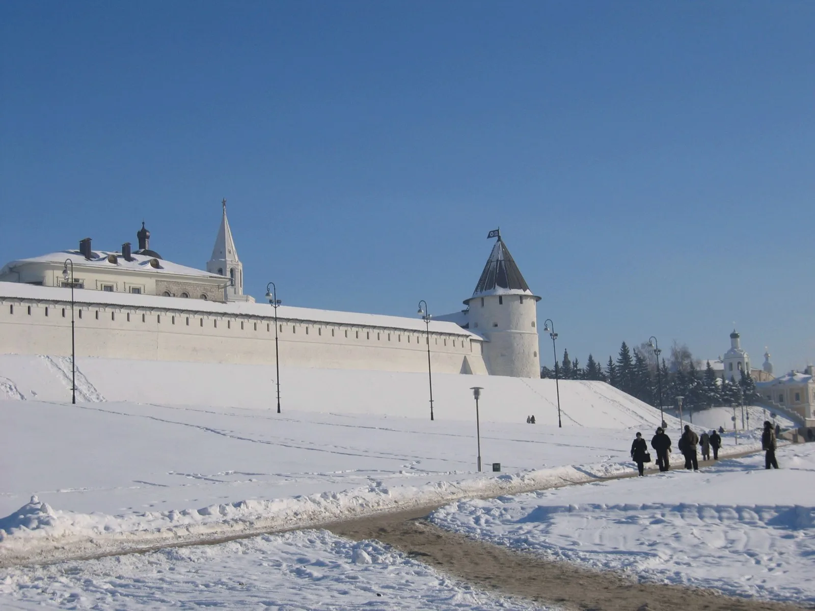 Стены Казанского кремля зимой, заснеженная площадь