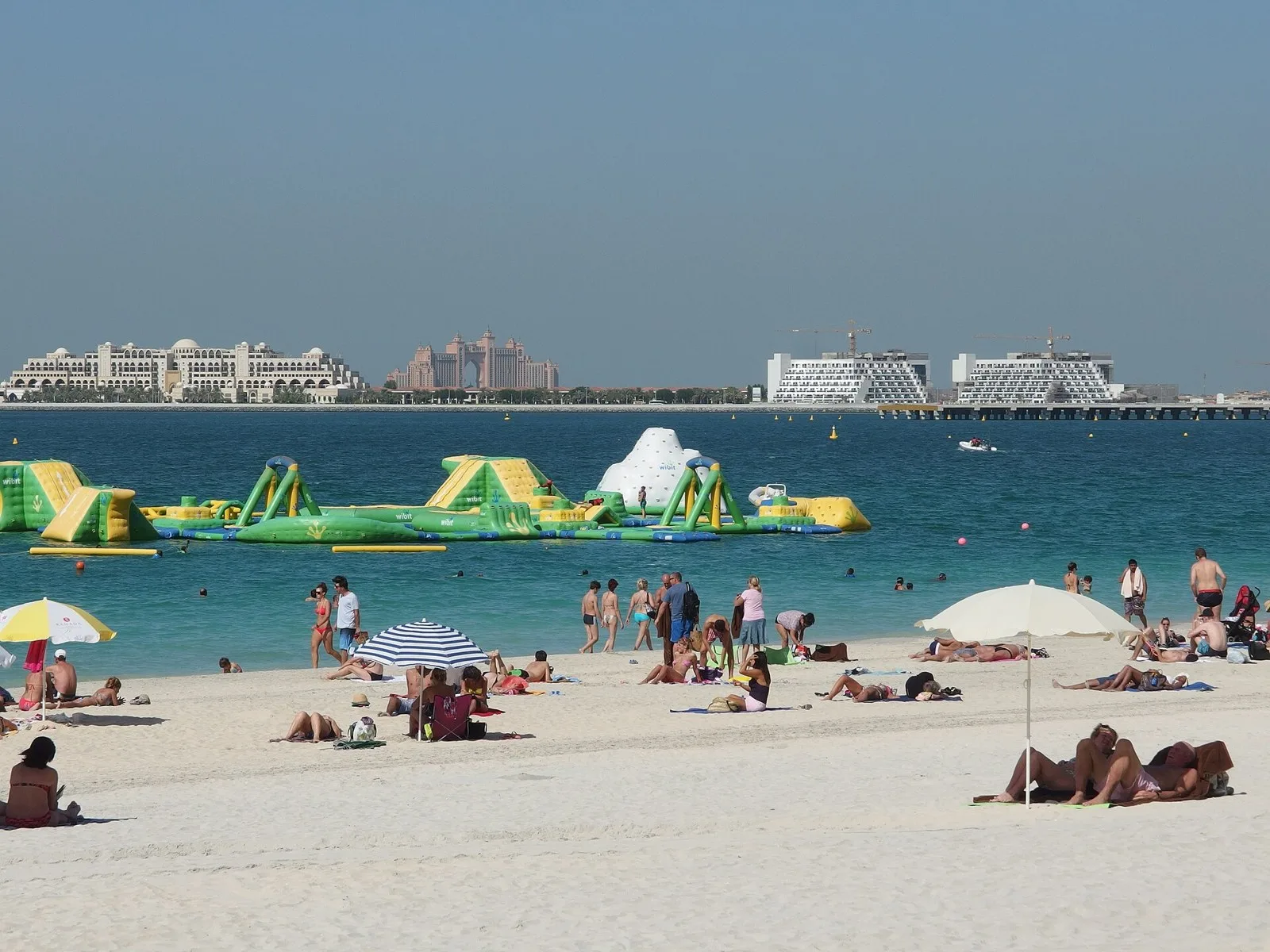 Берег и здания у пляжа Jumeirah Beach Residence