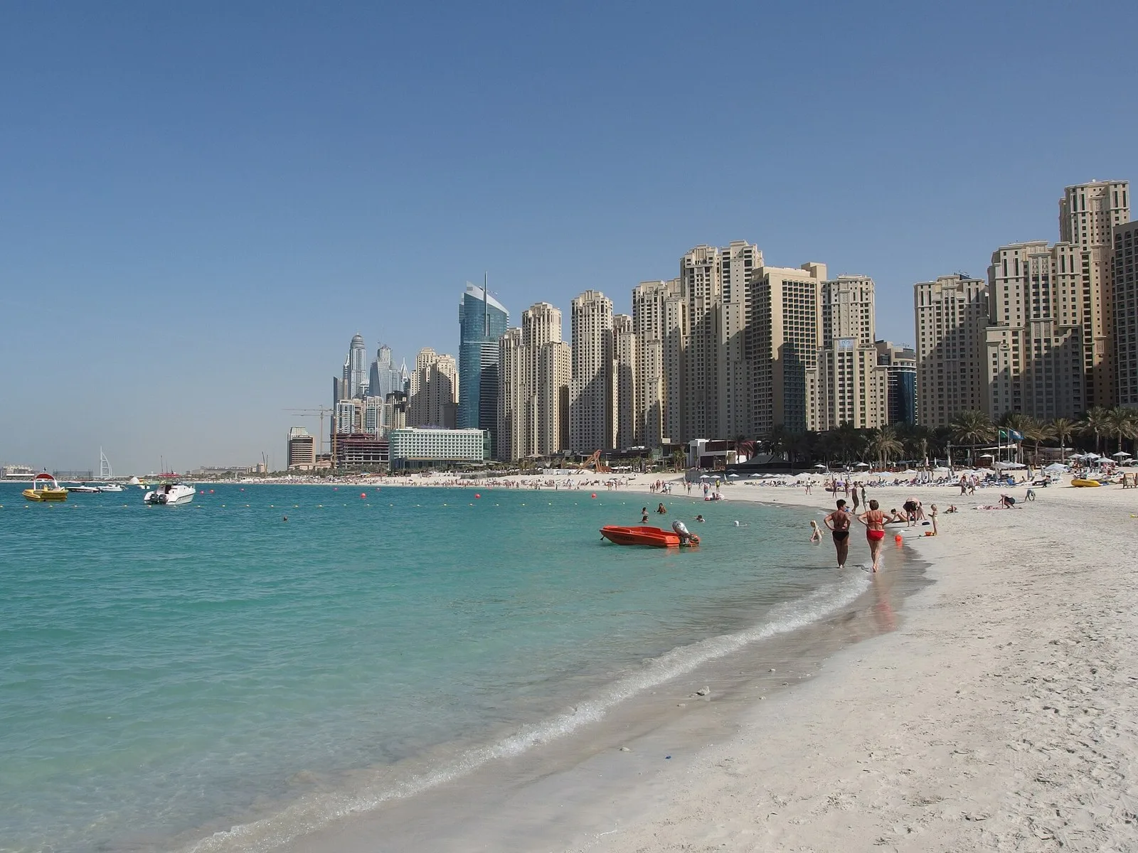 Пляж у высотных зданий Dubai Marina