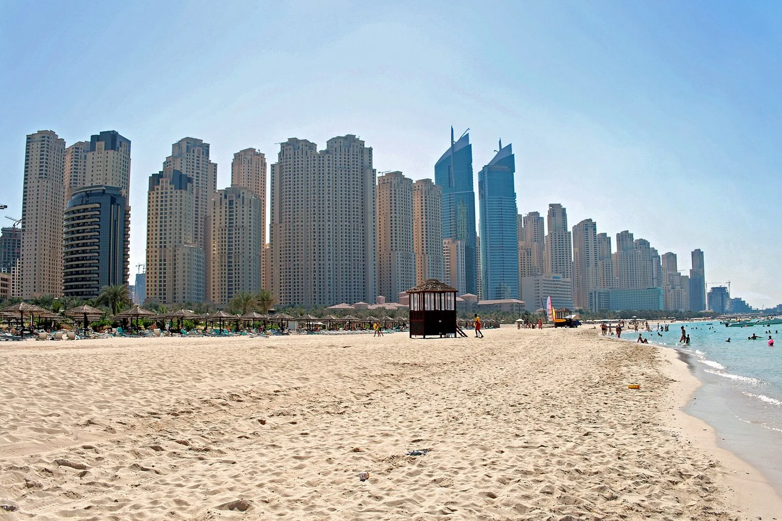 Пляж Джумейра и здания Dubai Marina