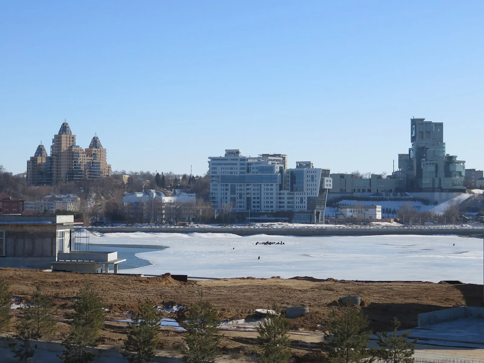 Рыбаки на зимней реке в Казани