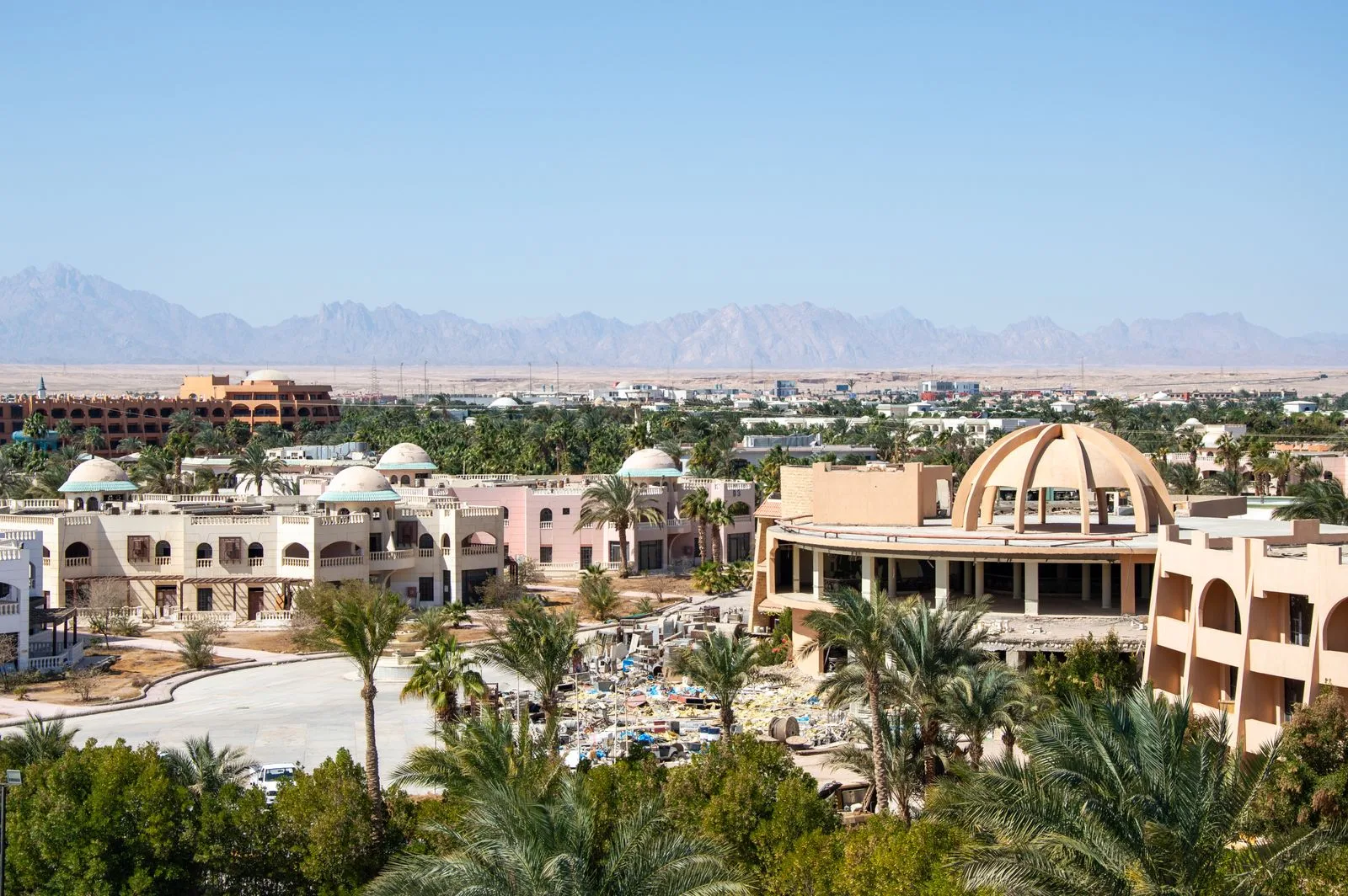 Курортный район Шарм-эль-Шейха с пальмами и горами